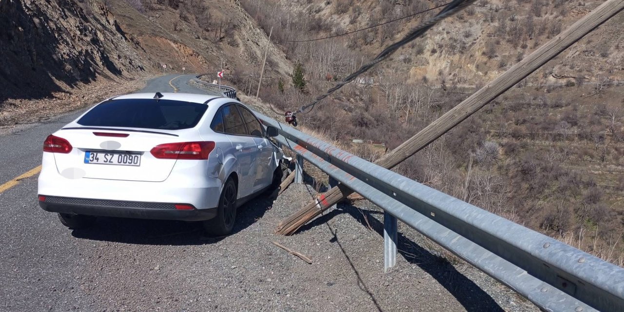 Diyarbakır'da kontrolden çıkan otomobil bariyerlere çarptı