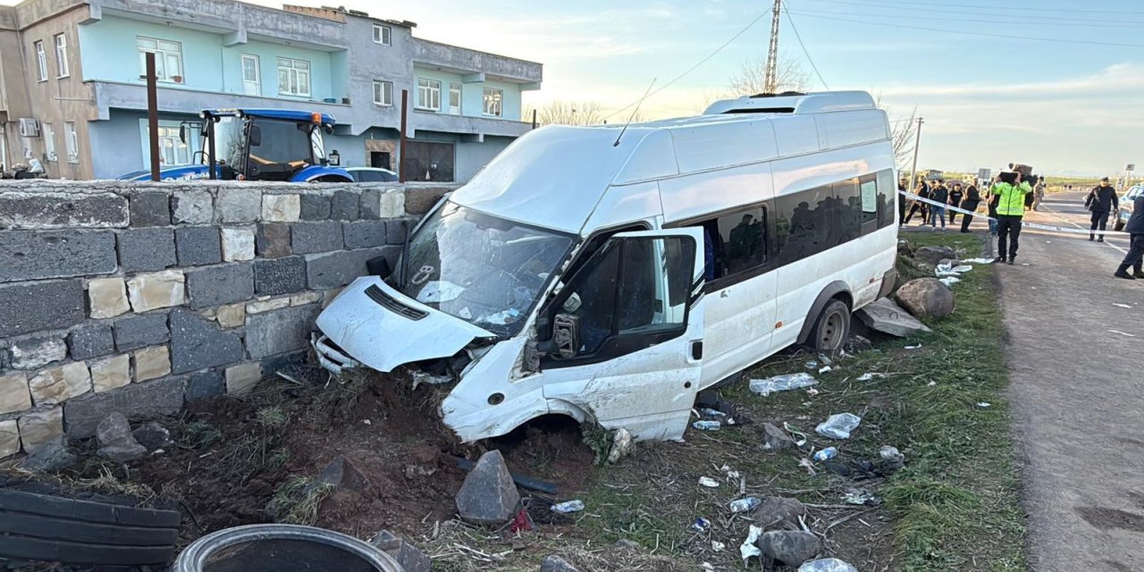 Diyarbakır'da işçi servisi duvara çarptı: 12 yaralı