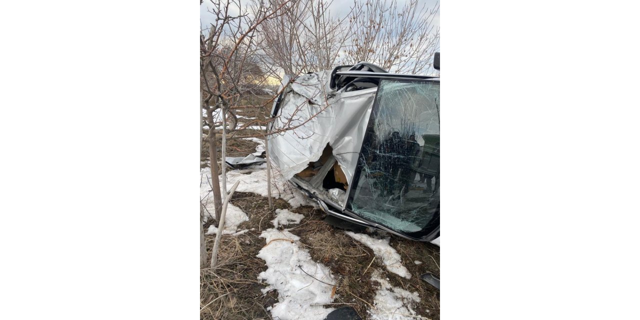 Kamyonet devrildi: 2 yaralı