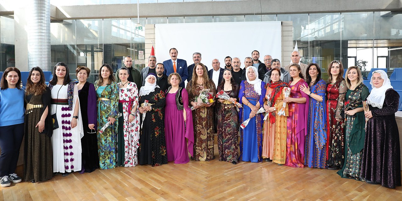 Diyarbakırda kadın meclis üyeleri 8 Mart’ta yöresel kıyafetlerle mecliste