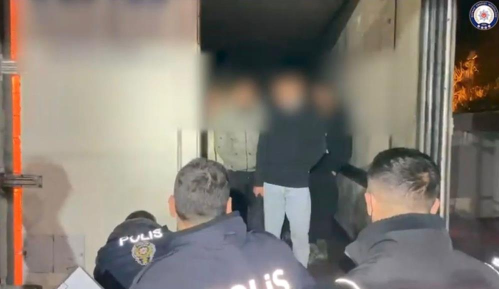 İran'dan gelen 25 göçmen tır dorsesinde yakalandı