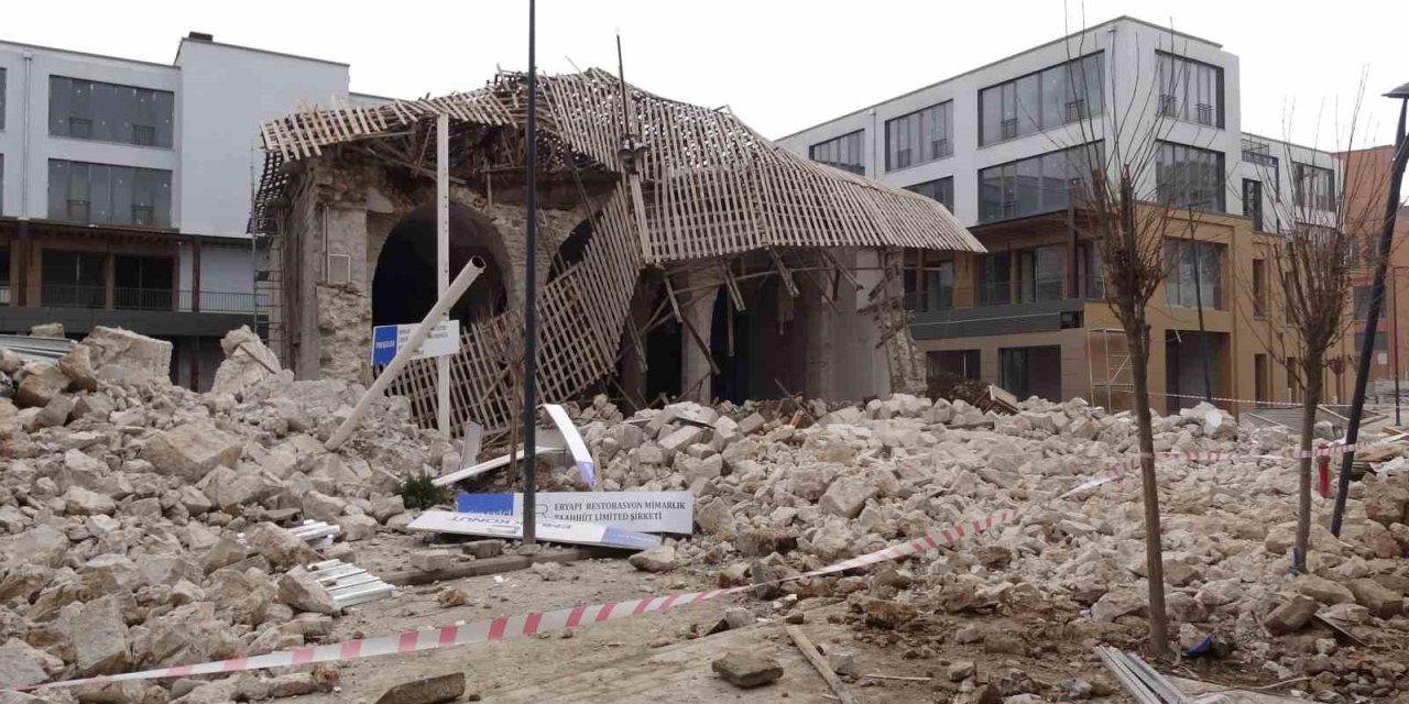 Restorasyondaki cami duvarı çöktü: 1 yaralı