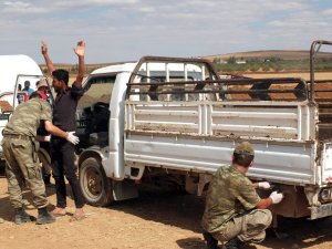 Sınırda bekleyen araçların geçişine izin verildi