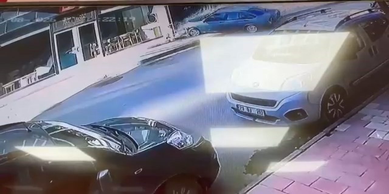 Kontrolden çıkan otomobil mağazaya daldı