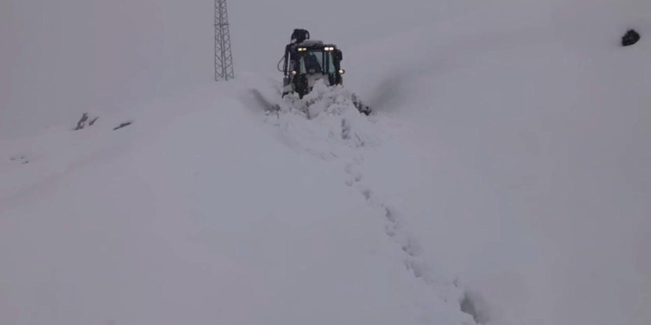 Şırnak'ta yoğun kar yağışı yolları kapattı