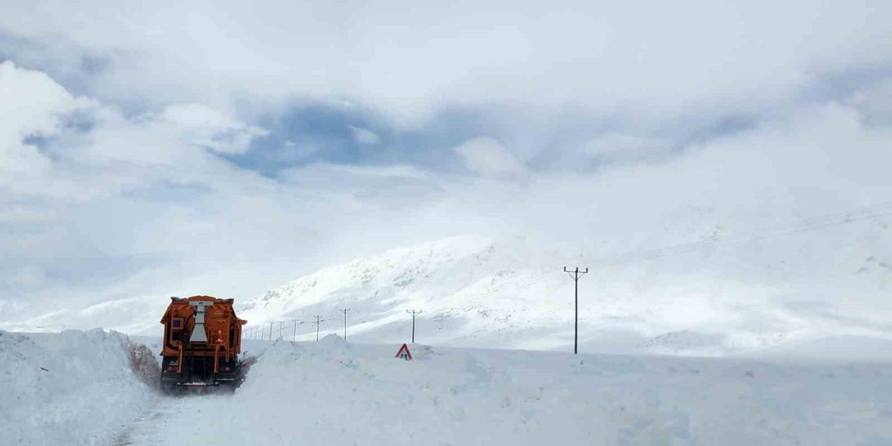 Tunceli’de kapalı köy yollarında çalışmalar sürüyor