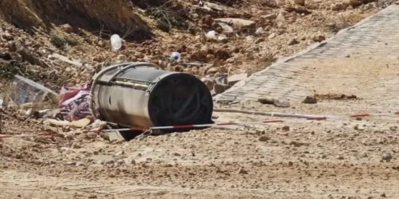 İran'dan atılan füze imha edildi, parçaları Gaziantep'te boş arazilere düştü