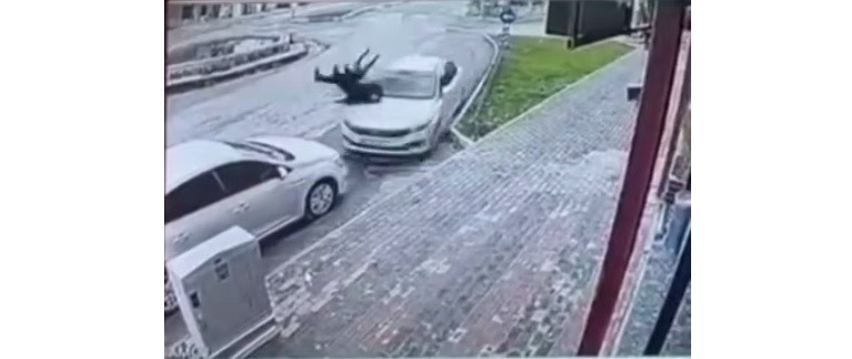 Kontrolden çıkan otomobil yayalara çarptı: 2 yaralı