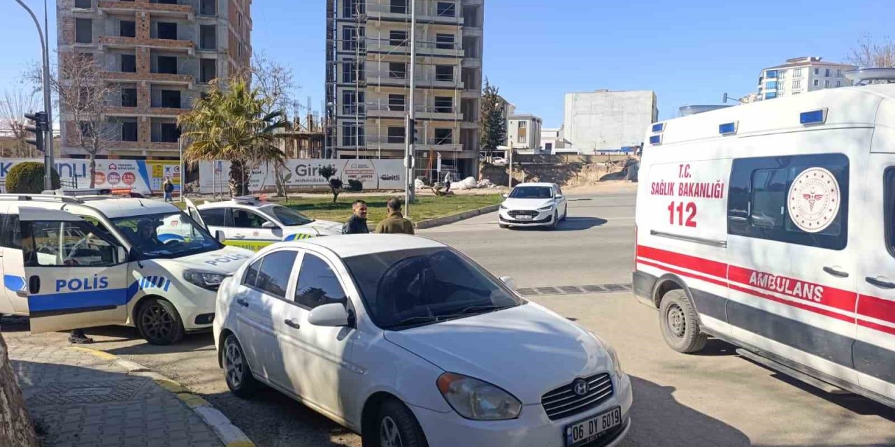 İki otomobil çarpıştı: 2 yaralı