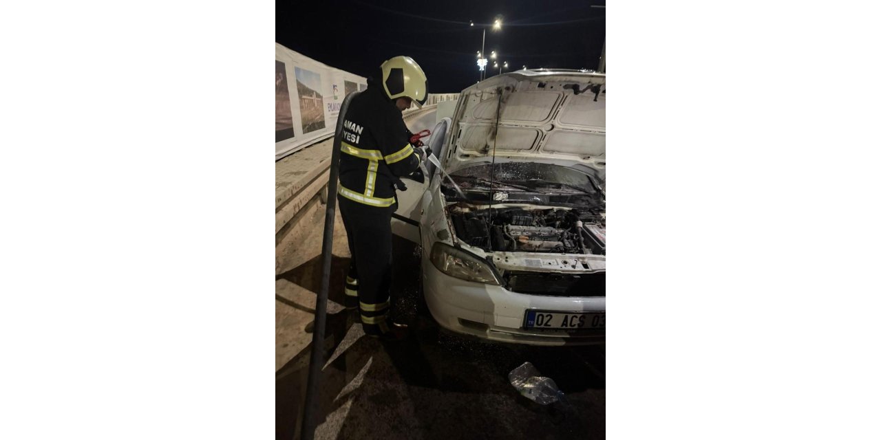 Seyir halindeki otomobil alev aldı