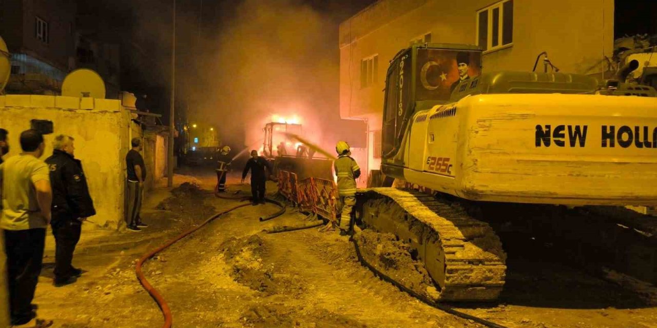 Park halindeki 2 iş makinesi alev aldı