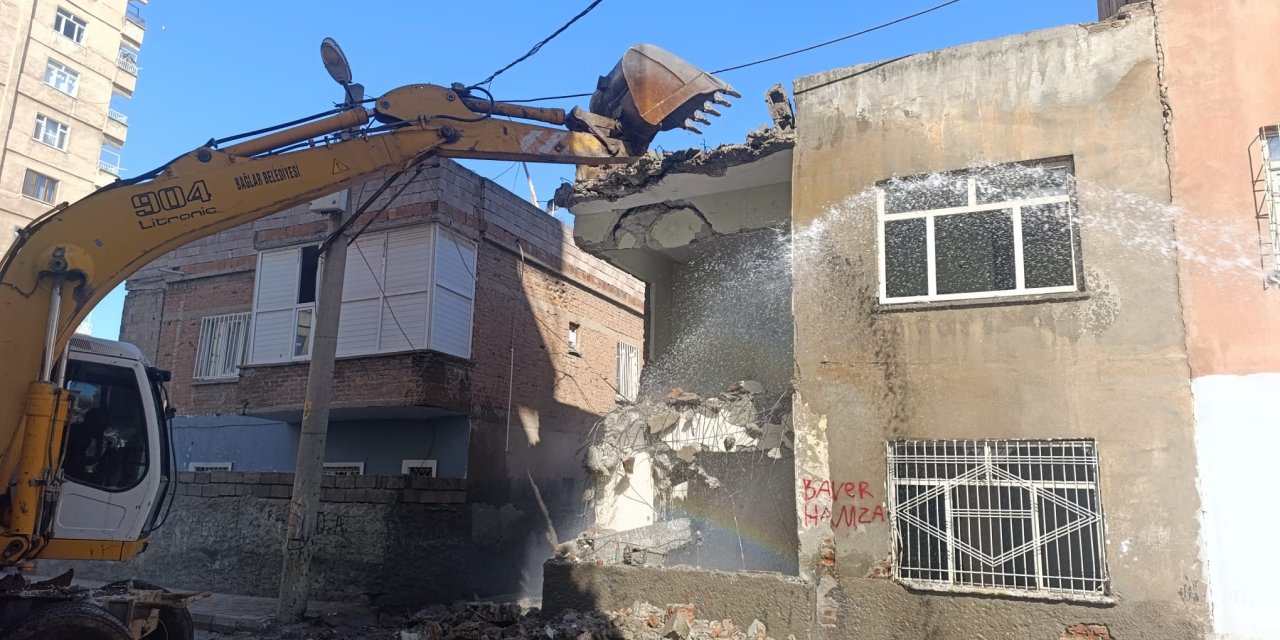 Bağlar’da tehlike oluşturan metruk binalar yıkılıyor