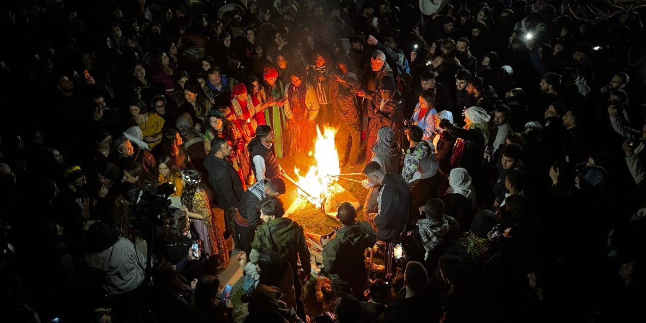Diyarbakır surlarında nevroz ateşi yakıldı