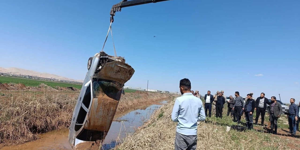 Kontrolden çıkan otomobil kanala devrildi