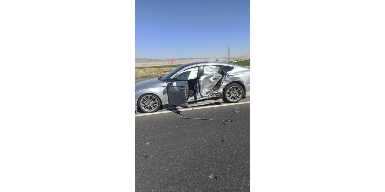 İki otomobil çarpıştı: 3 yaralı