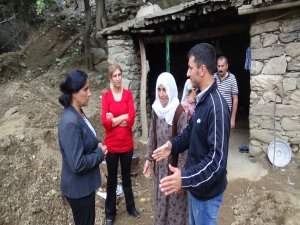 Baran, evi heyelandan etkilenen aileyi ziyaret etti