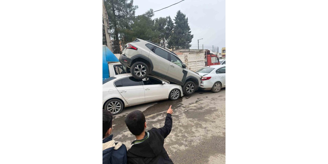 Mardin’de ilginç kaza: Araç otomobilin üzerine çıktı