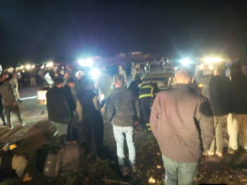 Otomobiller çarpıştı: 1 ölü, 8 yaralı