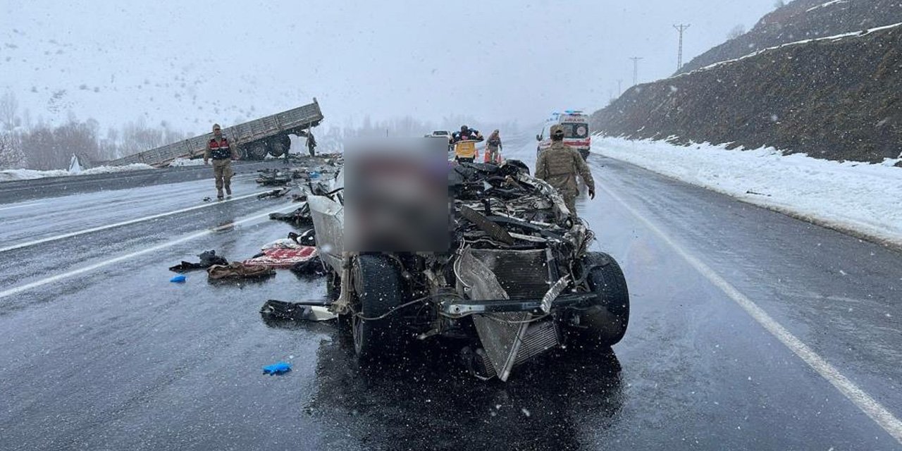 Tır ile Otomobil çarpıştı: 2 ölü, 5 yaralı