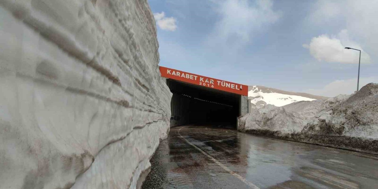 Van’da yoğun kar nedeniyle 65 yerleşim yolu ulaşıma kapandı