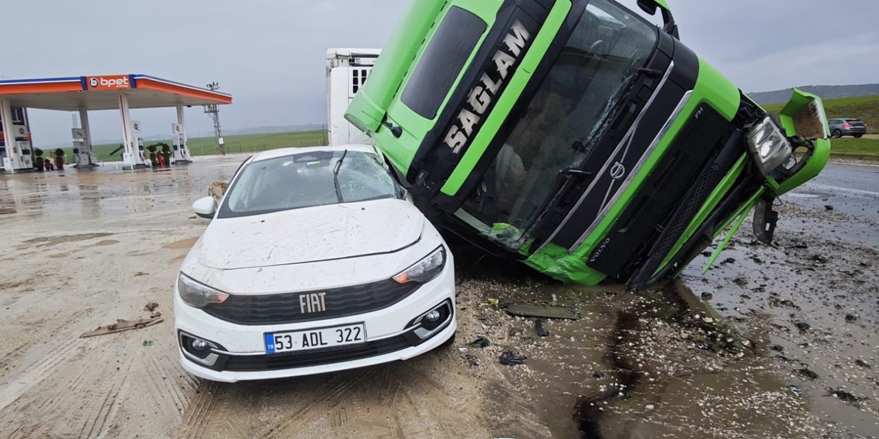 Diyarbakır'da tır otomobilin üstüne devrildi