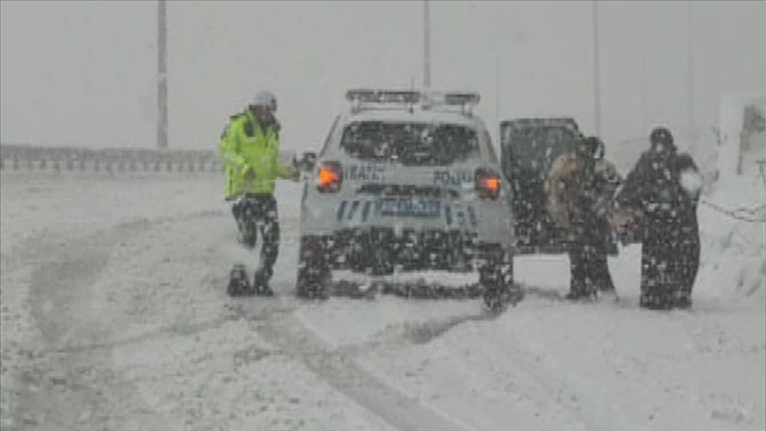 Yolda kalan 2 kadın ve bir bebeğin yardımına trafik ekipleri yetişti