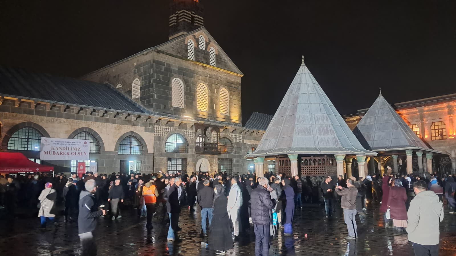 Diyarbakır’da Kadir Gecesi bereketi: Dini mekânlar dolup taştı