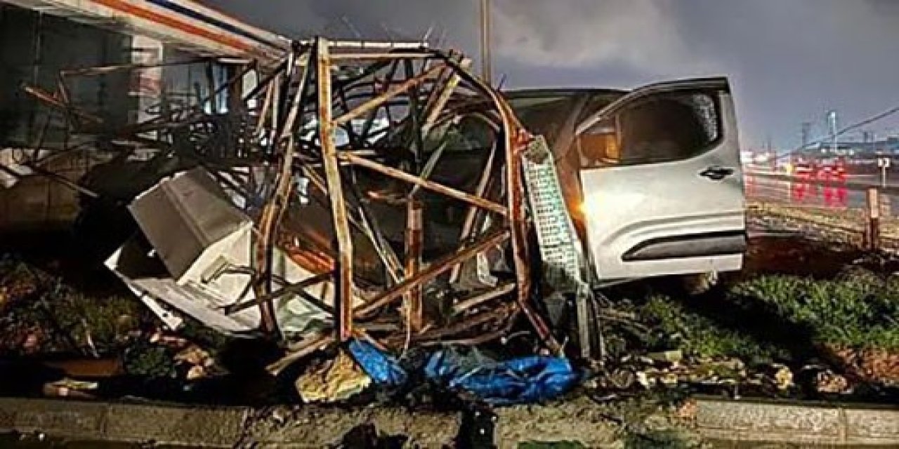 Seyir halindeki araç elektrik direğine çarptı