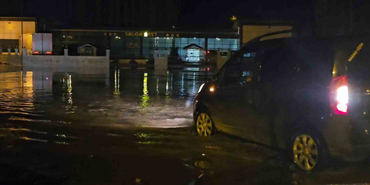 Muş'ta cadde ve sokaklar sular altında kaldı