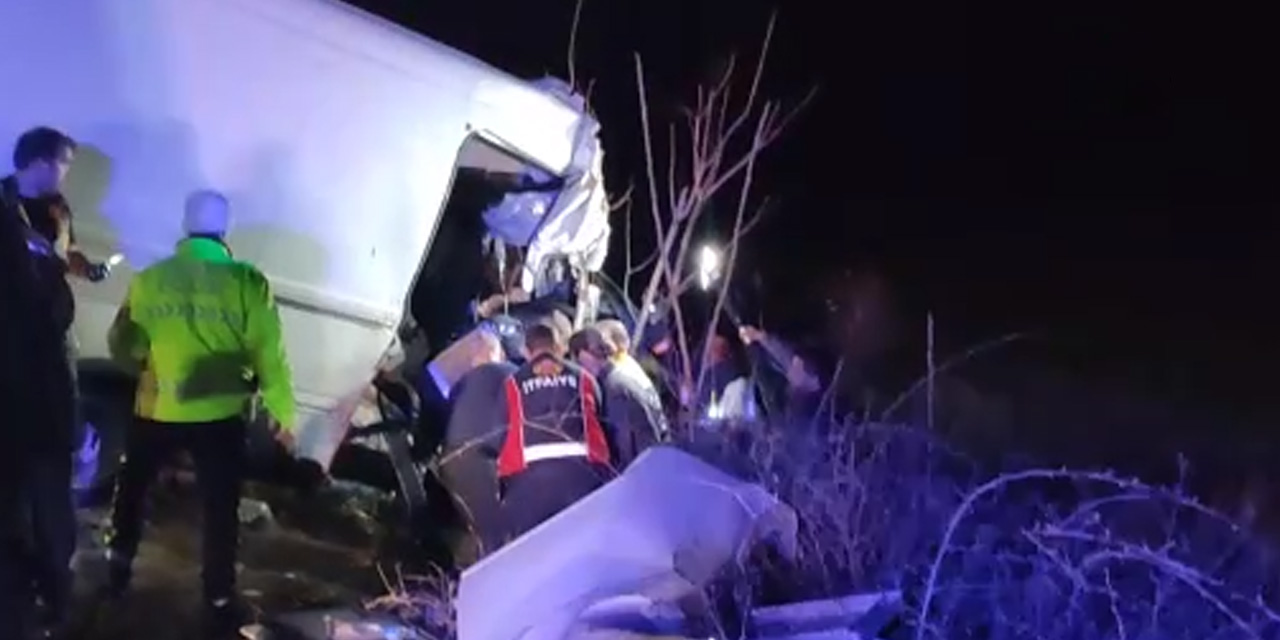 Kamyonet TIR’a çarptı: 2 ölü, 1 yaralı