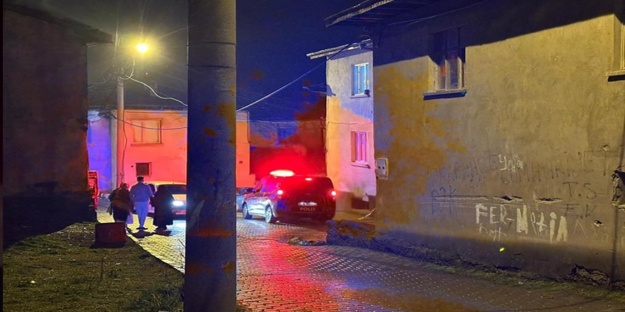 2 katlı ahşap evde yangın: 2 ölü