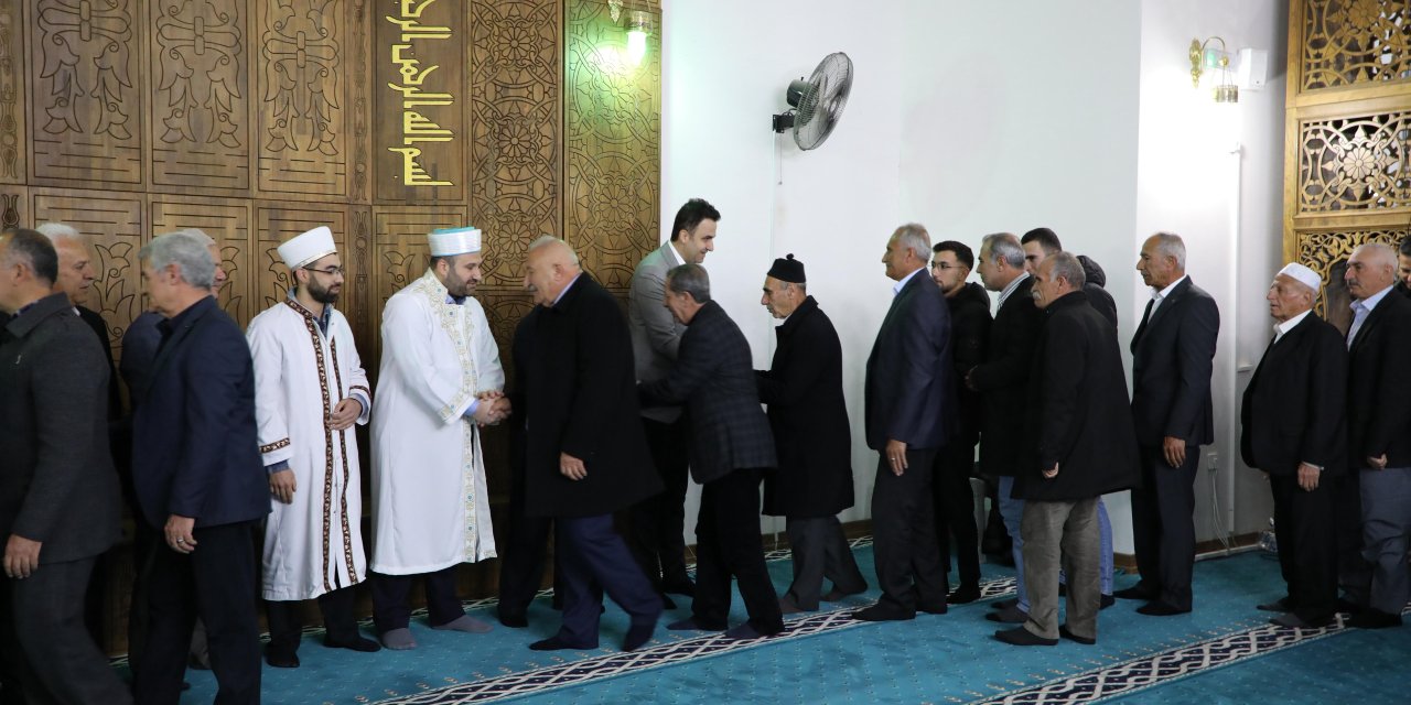 Hasankeyf Kaymakamı vatandaşlarla bayramlaştı