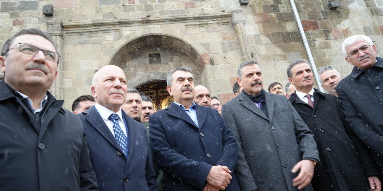 Bakan Tekin ve Çiftçi, bayram namazını Erzurum’da kıldı