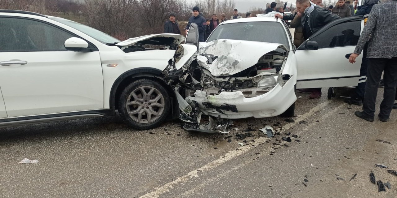 Elazığ'da iki otomobil çarpıştı: 9 yaralı