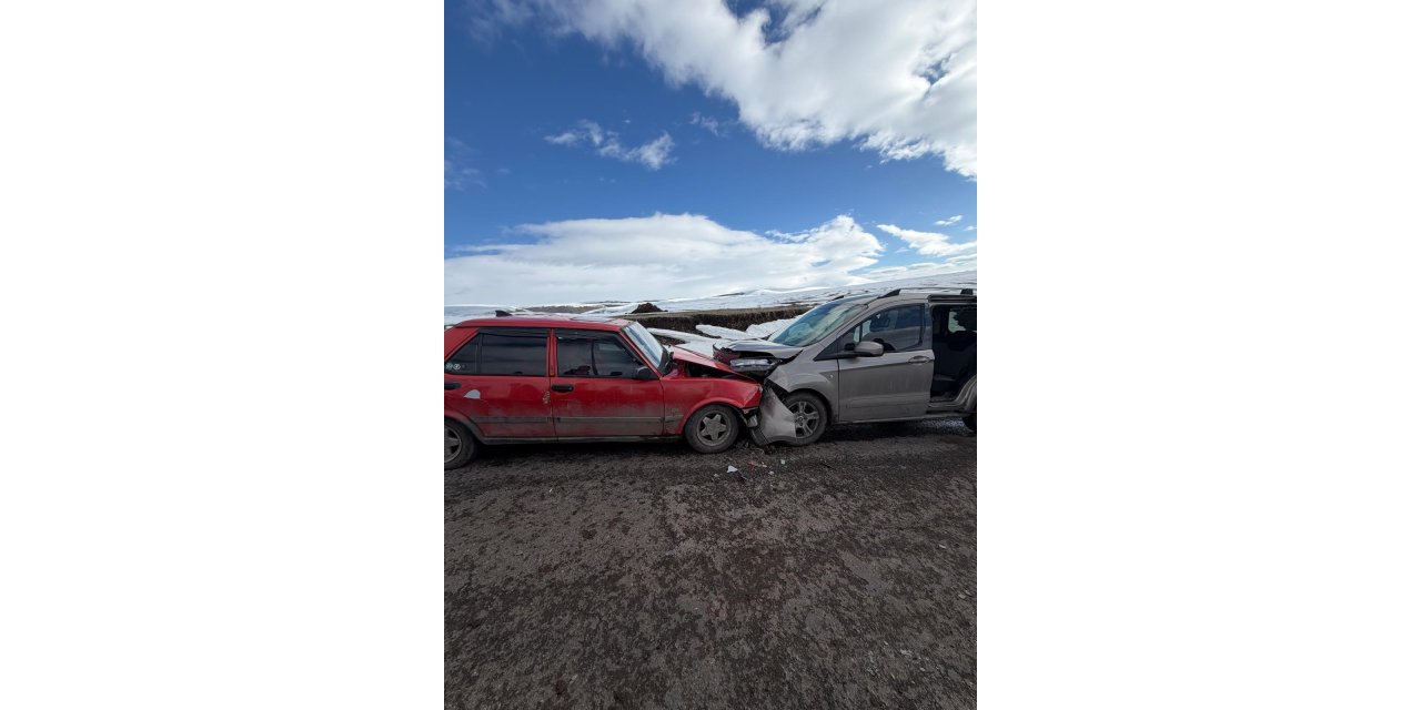 İki otomobil kafa kafaya çarpıştı: 2 yaralı