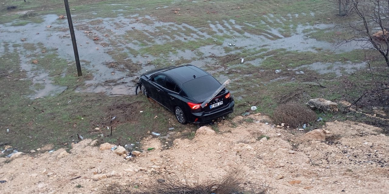 Mardin'de otomobil şarampole yuvarlandı