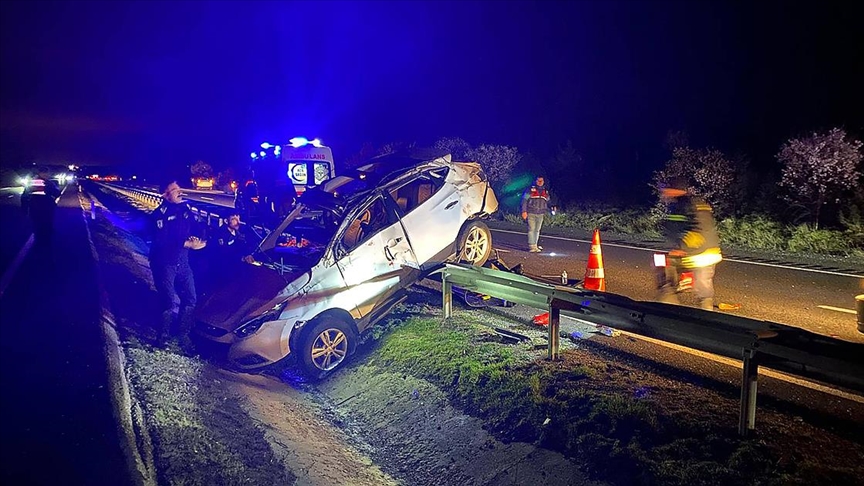 İki otomobil çarpıştı: 2 ölü, 4 yaralı