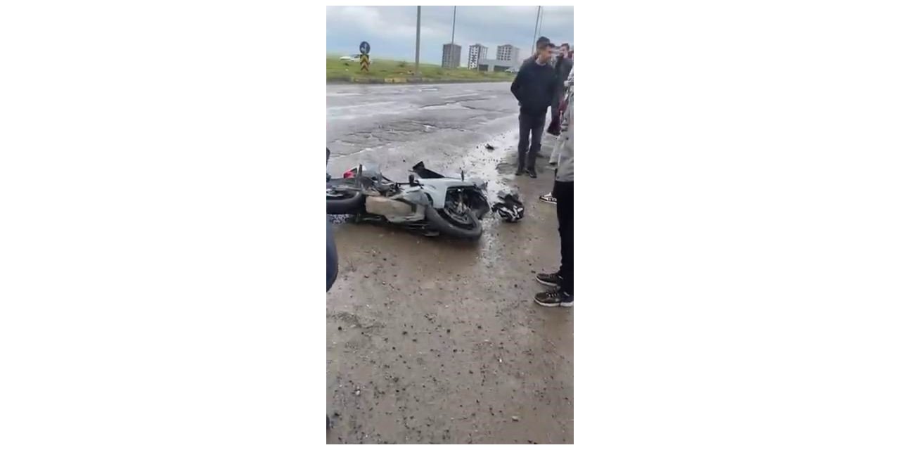 Diyarbakır’da motosiklet ile otomobil çarpıştı
