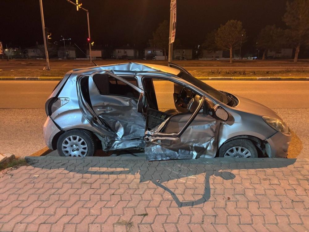 İki otomobil çarpıştı: 3 yaralı