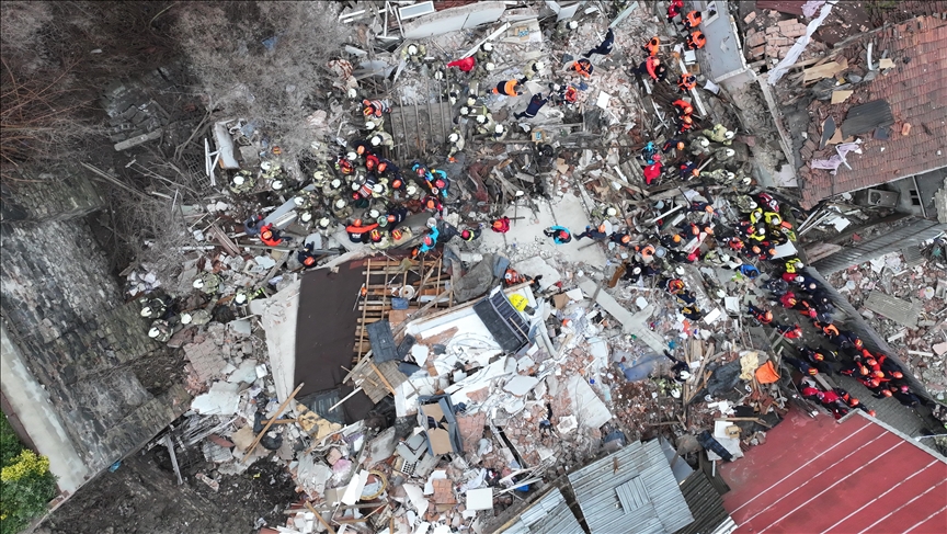 İstanbul’da 2 bina çöktü
