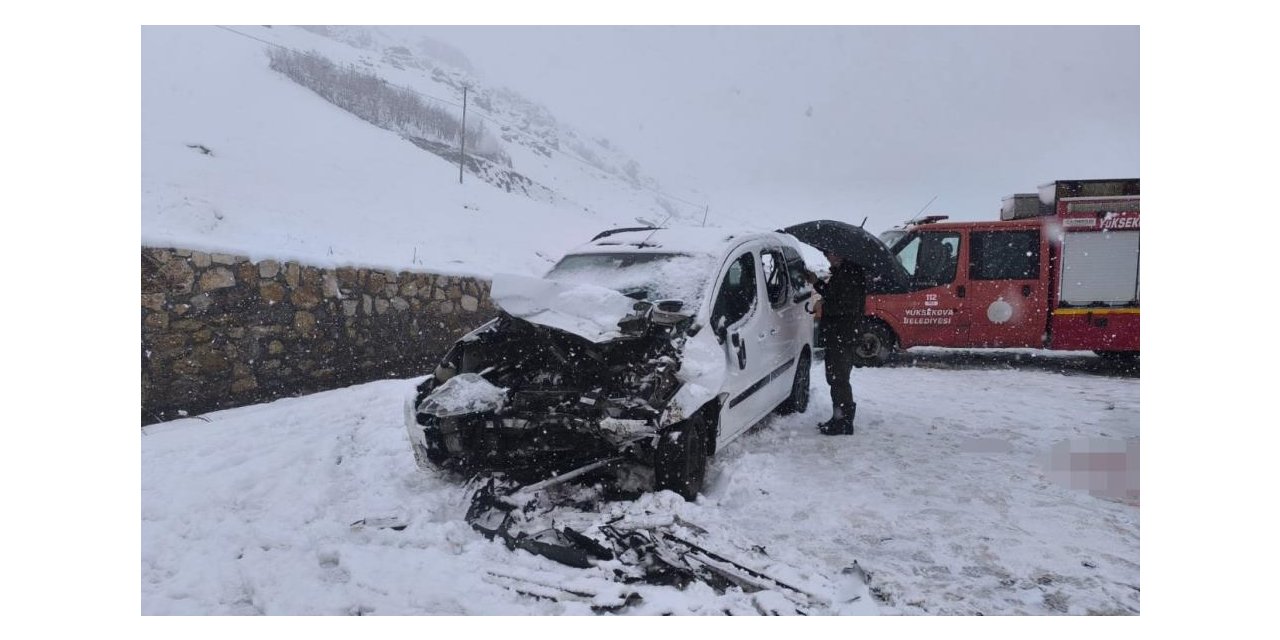 Kamyonetler kafa kafaya çarpıştı: 1 ölü