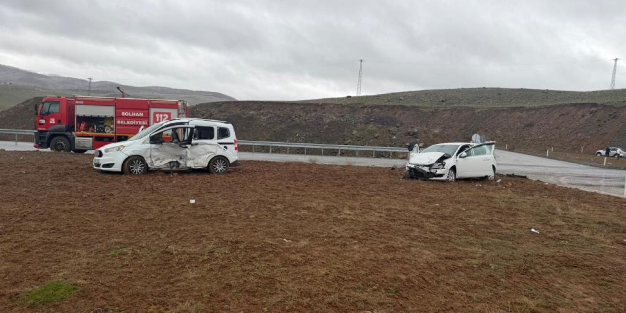 İki otomobil çarpıştı: 12 yaralı