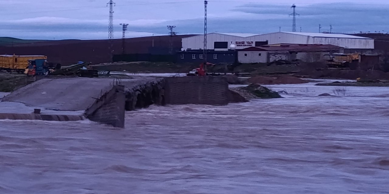 Diyarbakır'da sağanak nedeniyle köprü yıkıldı