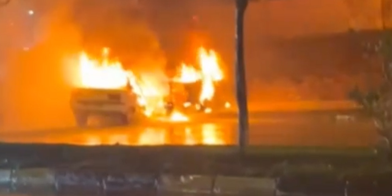 Çarpışan iki otomobil alev topuna döndü