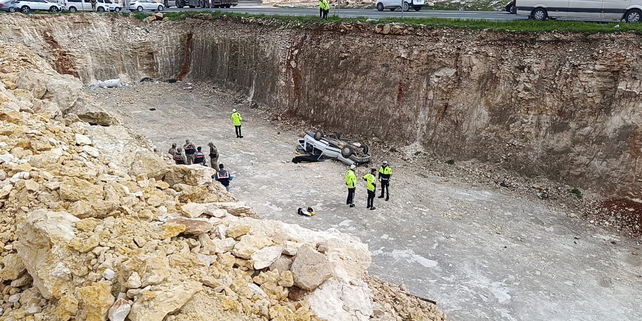 Kontrolden çıkan otomobil çukura düştü: 1 ölü, 1 yaralı