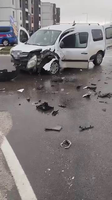 Diyarbakır’da otomobil refüje çarptı