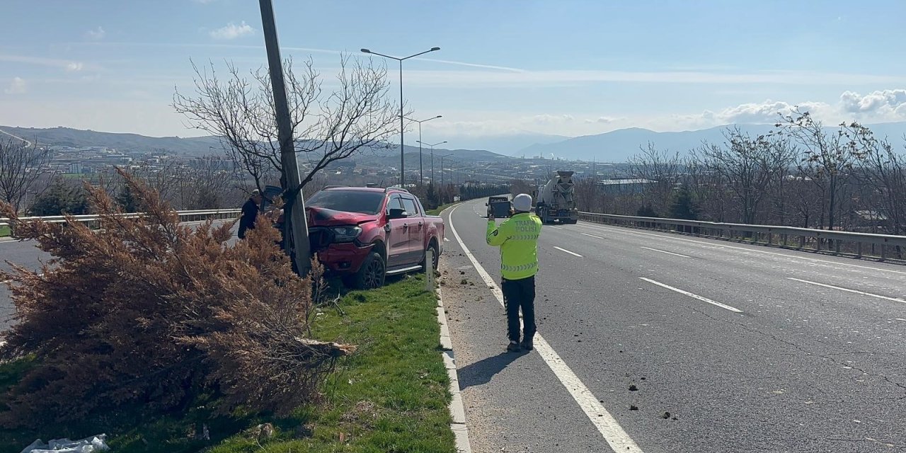 Kamyonet direğe çarptı: 1 yaralı