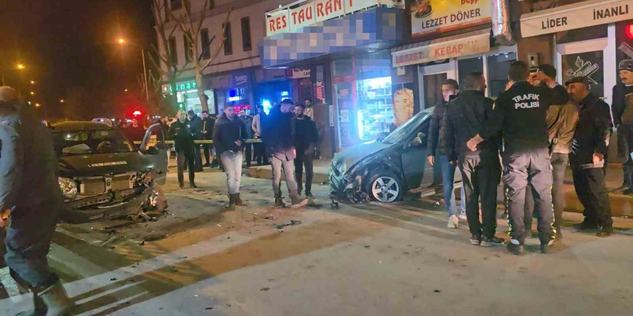 Otomobiller çarpıştı: 1’i ağır 3 yaralı