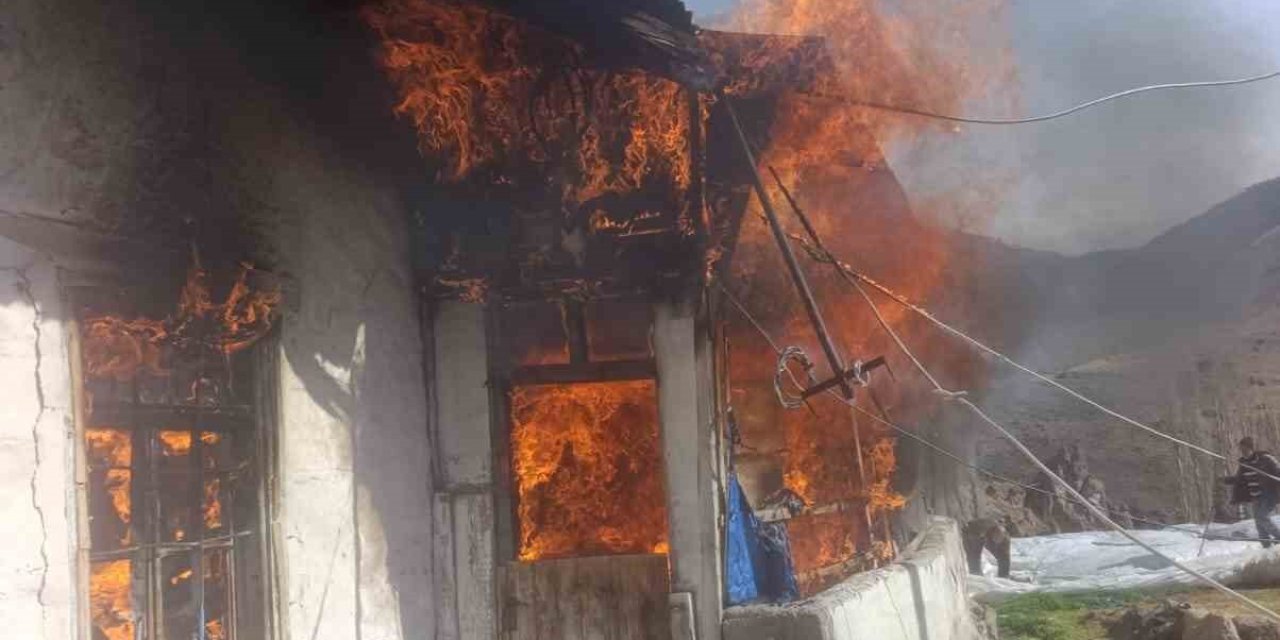 Köy evinde korkutan yangın