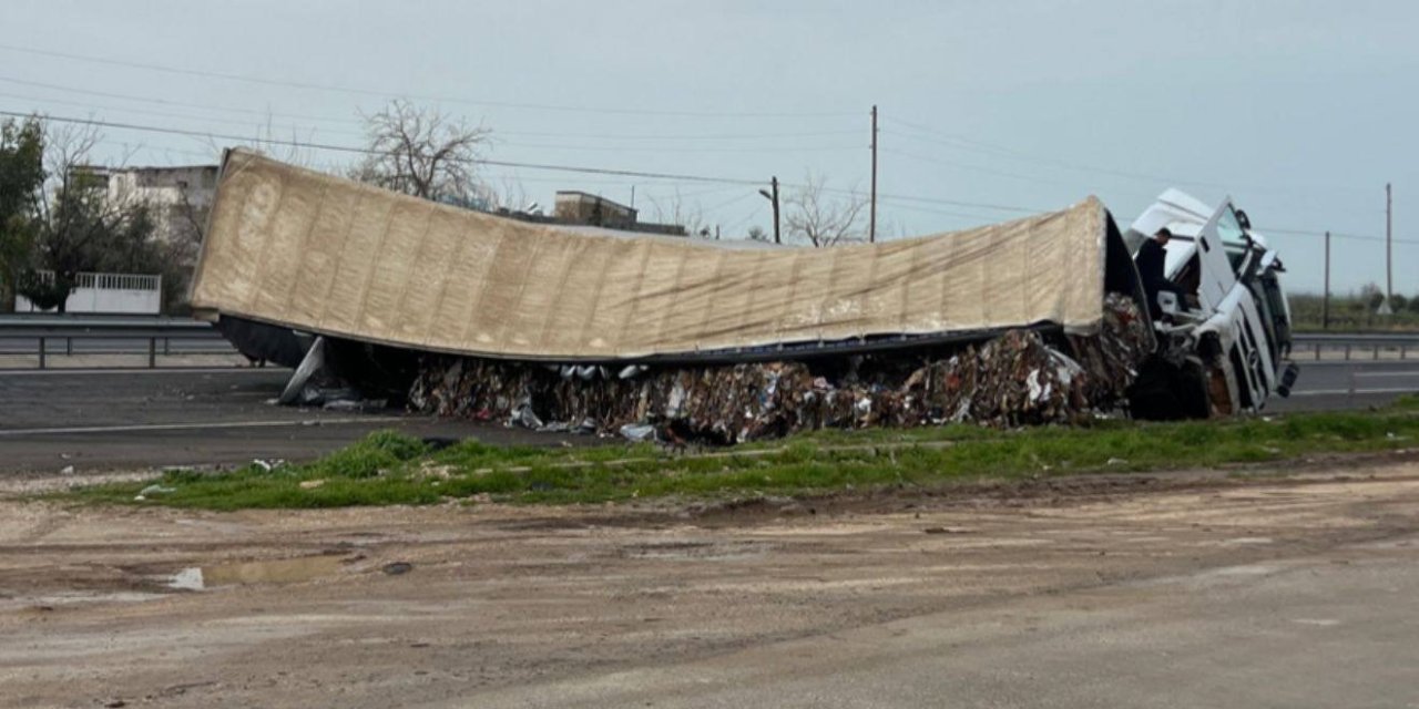 Seyir halindeki tır devrildi: 1 yaralı